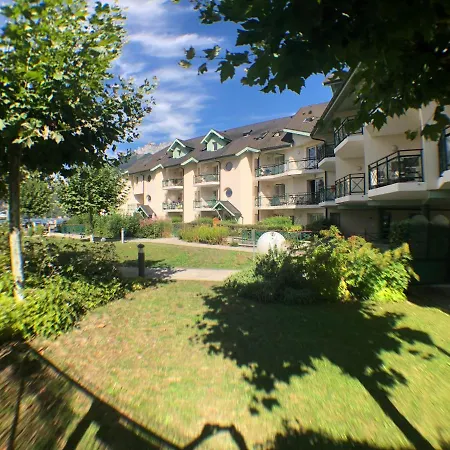 Avec Terrasse Sur Lac, Confort, Dans Résidence Avec Et Ponton Privee Duingt