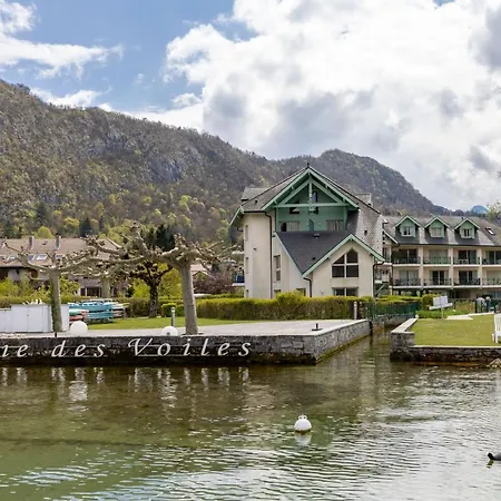 Avec Terrasse Sur Lac, Confort, Dans Résidence Avec Et Ponton Privee