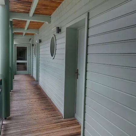 Apartment Avec Terrasse Sur Lac, Confort, Dans Avec Et Ponton Privee *