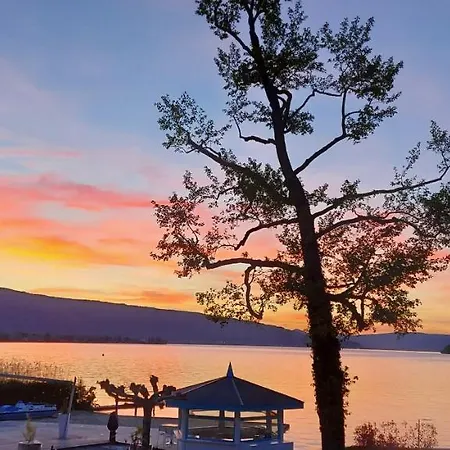 Apartamento Avec Terrasse Sur Lac, Confort, Dans Résidence Avec Et Ponton Privee