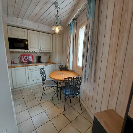 Apartment Avec Terrasse Sur Lac, Confort, Dans Avec Et Ponton Privee *